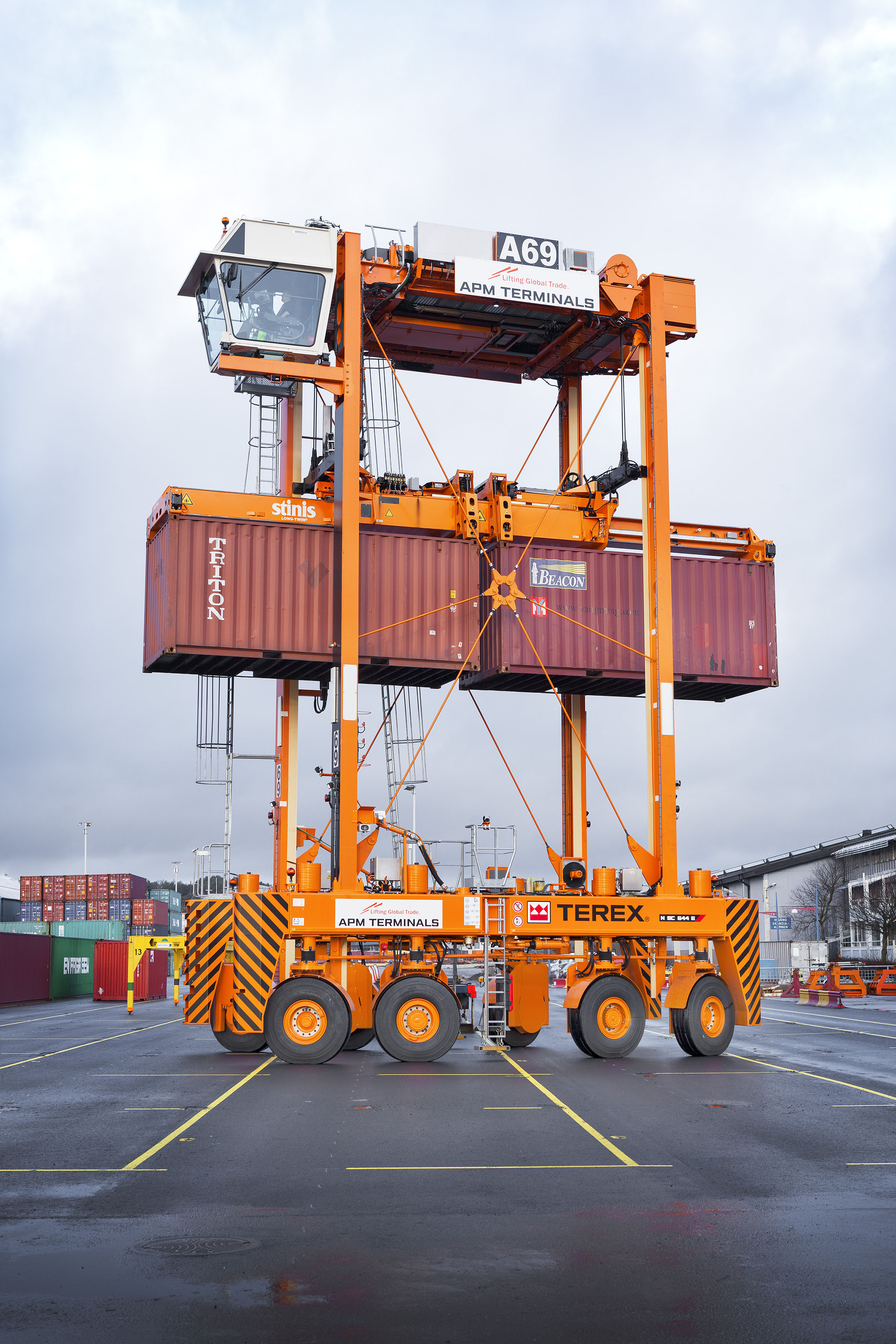 New Straddle Carriers Boost Gothenburg Capacity | Yellow ...