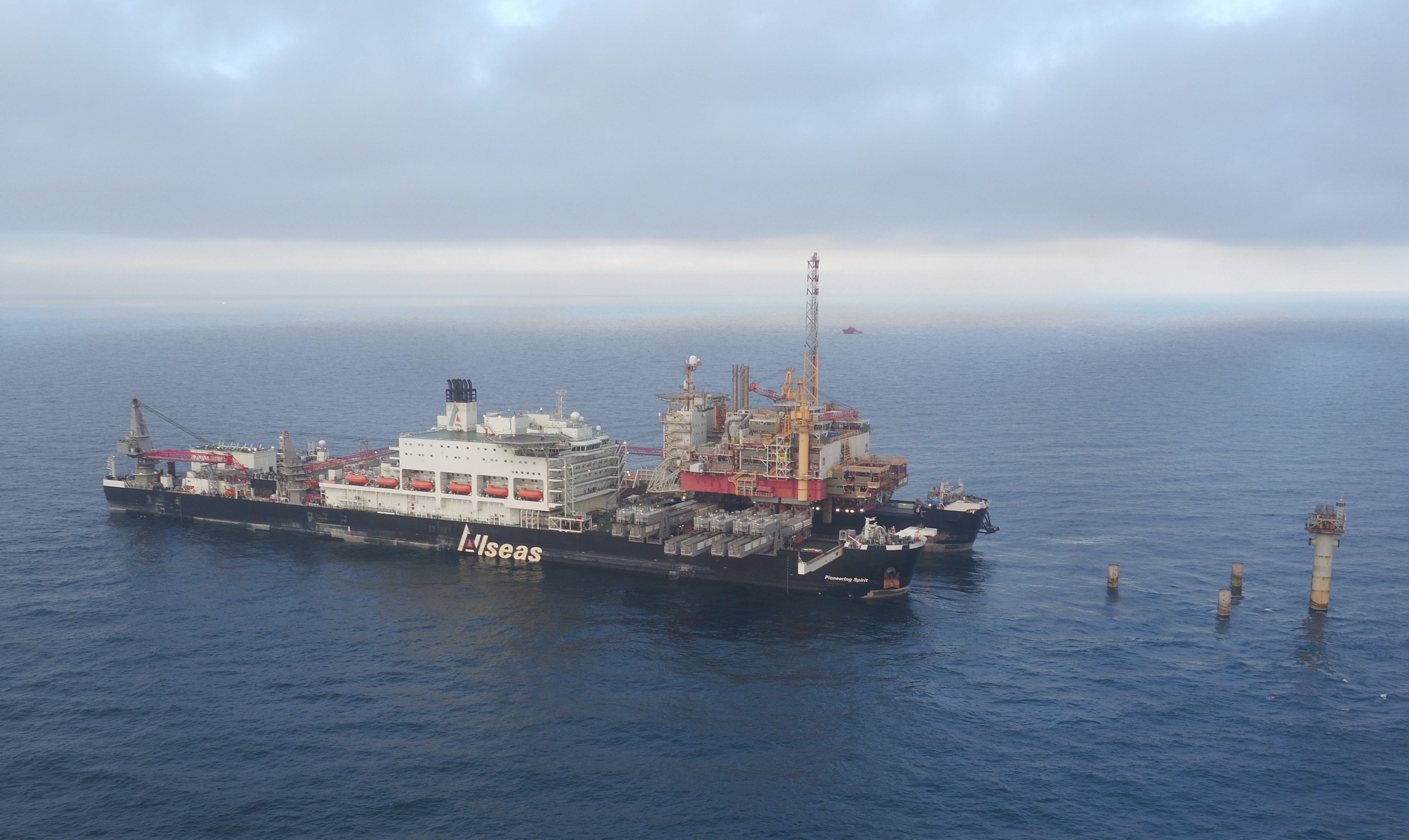 Pioneering Spirit Completes Maiden Heavy Lift Project | Yellow & Finch ...